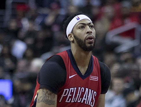 球队围绕伊 球队围绕伊